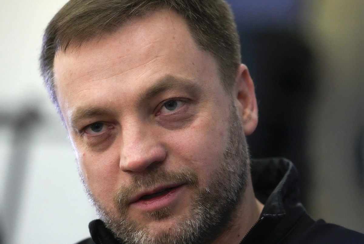 ARCHIV - 18.03.2022, Ukraine, Kyiv: Denys Monastyrskyj, Innenminsiter der Ukraine, spricht während eines Interviews mit The Associated Press in Kiew. Bei einem Hubschrauberabsturz in der Ukraine nahe  ...