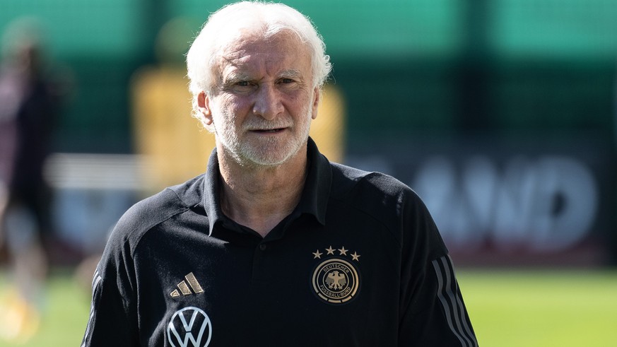 05.09.2023, Niedersachsen, Wolfsburg: Fußball, Nationalmannschaft, vor den Länderspielen gegen Japan und Frankreich. DFB-Sportdirektor Rudi Völler steht auf dem Trainingsplatz. Die Nationalelf trifft  ...