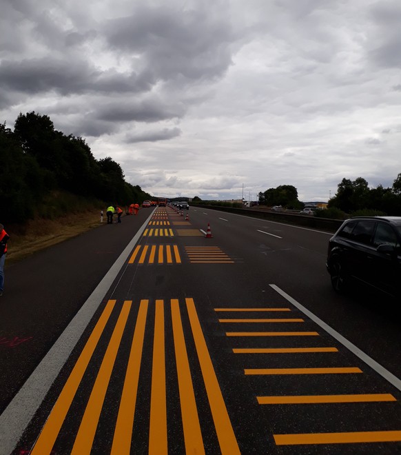 Autobahn Autofahrer Weichen Aus Seltsame Gelbe Teststreifen Auf Entdeckt Watson