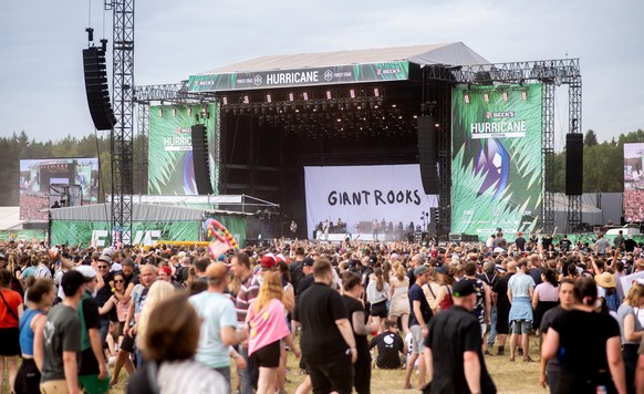 17.06.2022, Niedersachsen, Schee�el: Zahlreiche Besucher verfolgen das Konzert der deutschen Band �Giant Rooks� auf dem Hurricane Festival. Das Open-Air-Festival mit rund 78.000 Besuchern pro Tag find ...