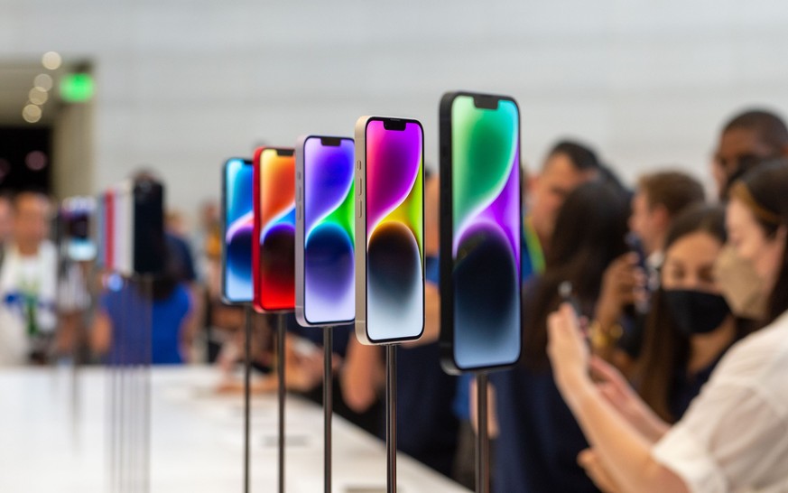 07.09.2022, USA, Cupertino: Das neue iPhone 14 ist nach dem Neuheiten-Event auf dem Gelände der Konzernzentrale Apple Park zu sehen. Apple verpasst seinen neuen iPhones vor dem wichtigen Weihnachtsges ...