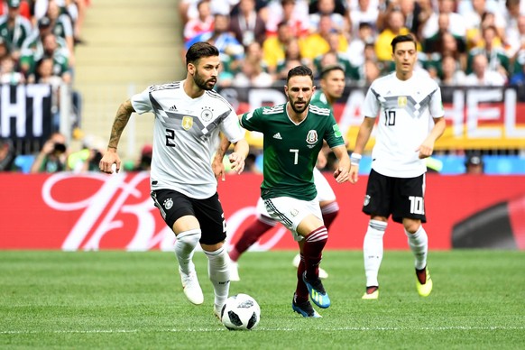 Fussball, Herren, Saison 2017/18, Weltmeisterschaft in Russland, Gruppe F (1. Spieltag, Luschniki-Stadion Moskau), Deutschland - Mexiko, Marvin Plattenhardt (Nr. 2, Deutschland), Miguel Layun (Nr. 7,  ...