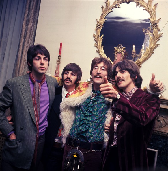 HANDOUT - 02.11.2023, Gro�britannien, ---: Paul McCartney (l-r), Ringo Starr, John Lennon und George Harrison von den Beatles (Aufnahme von 1967). Mehr als 50 Jahre nach der Trennung der Beatles ersch ...