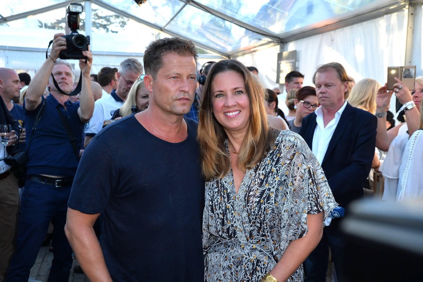 Til Schweiger und Dana Schweiger Grand Opening vom barefoot Hotel / Timmendorf Strand / 27. Mai 2017 / Grand Opening vom barefoot Hotel

Til Schweiger and Dana Schweiger Grand Opening of Barefoot Hote ...