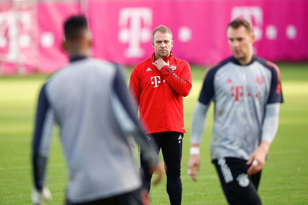 Achtung Poolfoto Hans Dieter Flick Hansi ,Trainer Bayern Muenchen beobachtet Jerome BOATENG Bayern Muenchen und Manuel NEUER Torwart Bayern Muenchen. Abschlusstraining vor dem CL Spiel FC Salzburg-FC  ...