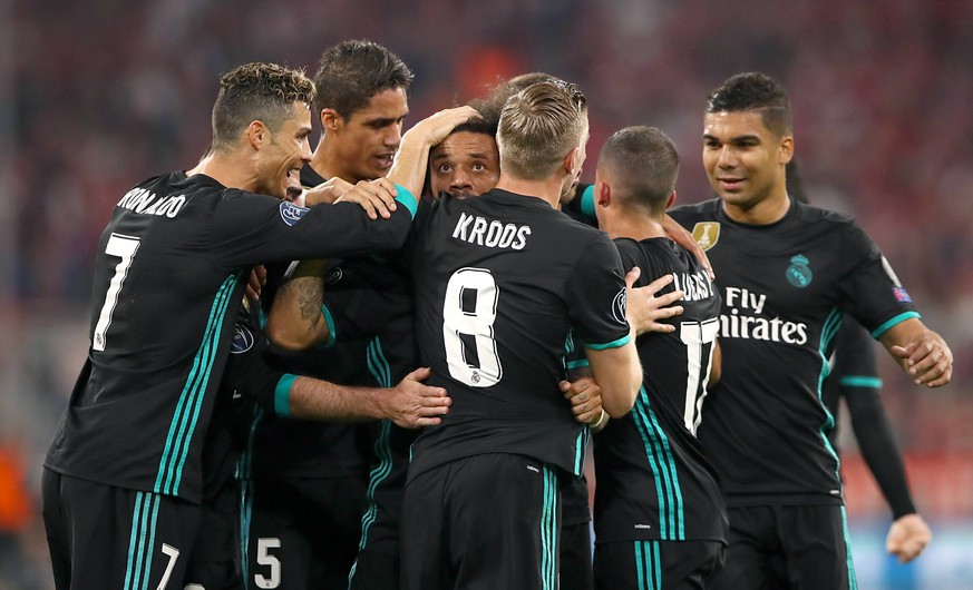 Bilder des Tages - SPORT Bayern Munich v Real Madrid - UEFA Champions League - Semi Final - First Leg - Allianz Arena Real Madrid s Junior Marcelo (centre) celebrates scoring his side s first goal of ...