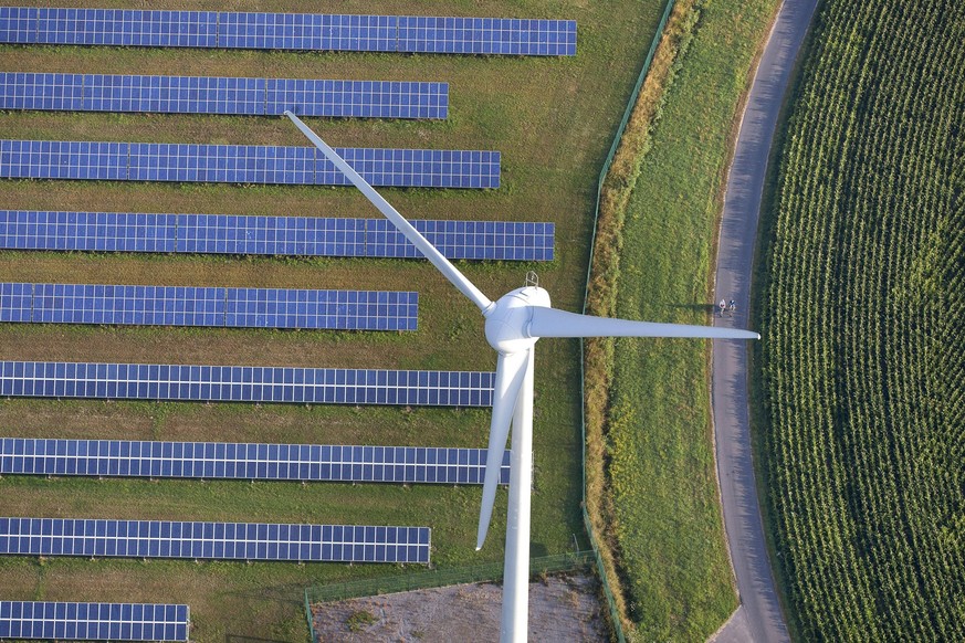 IMAGO Nature: Unsere Erde, Energiequellen, Photovoltaik Solarpark und Windrad, Luftaufnahme, Belgien, Flandern Solar panels and wind wheel, aerial view, Belgium, Flanders BLWS664777 *** Solar park and ...