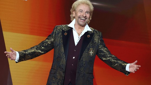 ARCHIV - 06.11.2021, Bayern, Nürnberg: Thomas Gottschalk kommt zu Beginn der Jubiläumsshow &quot;Wetten, dass..?&quot; auf die Bühne. (zu dpa &quot;Wetten, dass..?» wieder regelmäßig? Diese Frage spal ...