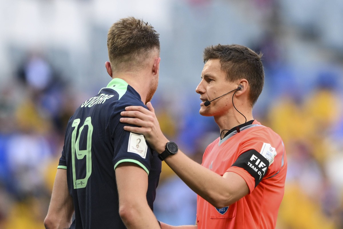 FUSSBALL WM 2022 VORRUNDE GRUPPE D Tunesien - Australien 26.11.2022 Schiedsrichter Daniel Siebert Deutschland rechts im Gespraech mit Harry Souttar Australien links *** FOOTBALL World Cup 2022 PRE-ROU ...