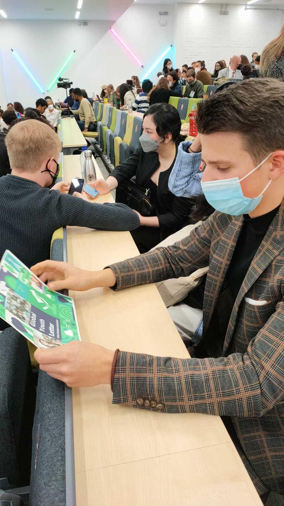 Joshua Steib liest eine Zusammenfassung aller Klima-Ziele und Forderungen der vietnamesischen Jugend.