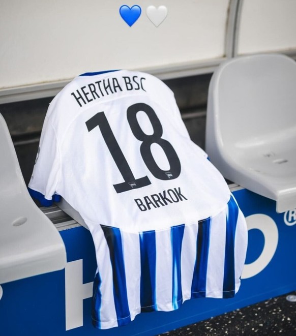 Hertha BSC brachte ein Trikot von Aymen Barkok mit zum Auswärtsspiel in Elversberg.
