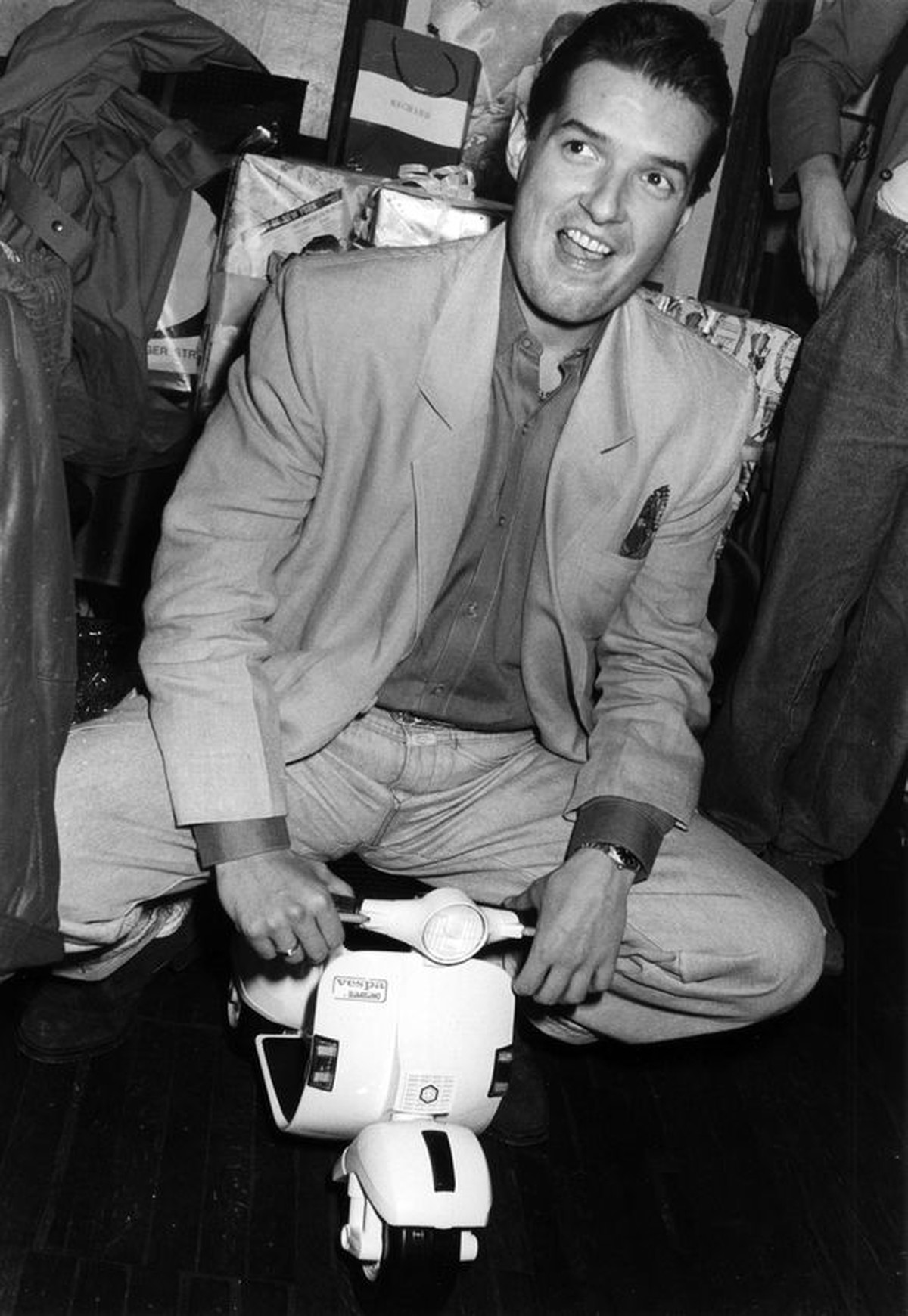 Hier sehen wir das große Kind Falco 1987 bei seinem 30. Geburtstag.