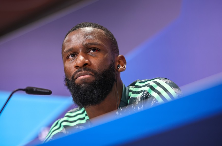 ARCHIV - 24.10.2022, Sachsen, Leipzig: Fußball: Champions League, vor dem Spiel RB Leipzig - Real Madrid, Pressekonferenz. Madrids Spieler Antonio Rüdiger sitzt in der Pressekonferenz in der Red Bull  ...