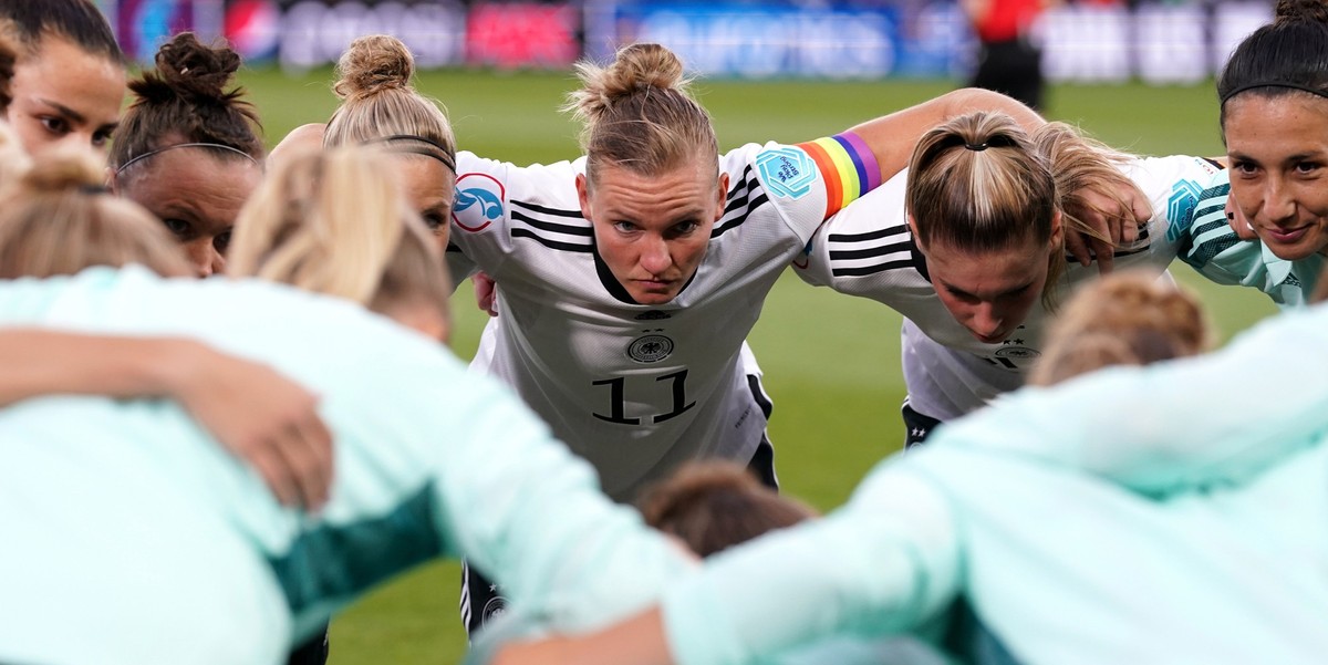 27.07.2022, Gro�britannien, Milton Keynes: Fu�ball, Frauen, EM, Deutschland - Frankreich, Finalrunde, Halbfinale, Stadium MK. Deutschlands Alexandra Popp (M) und ihre Mitspielerinnen schw�ren sich auf ...