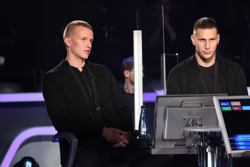 Moderator Günther Jauch mit (hi., v.l.) Lukas Klostermann, Niklas Süle, Oliver Bierhoff, Kevin Trapp. (vo., v.l.) Leon Goretzka, Joshua Kimmich. Im Hintergrund steht das &quot;Team hinter dem Team&quo ...