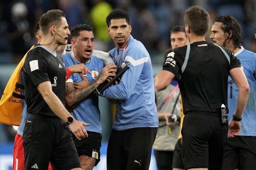 Uruguay&#039;s Jose Gimenez argues with the referee at the end of a World Cup group H soccer match against Ghana at the Al Janoub Stadium in Al Wakrah, Qatar, Friday, Dec. 2, 2022. (AP Photo/Darko Voj ...