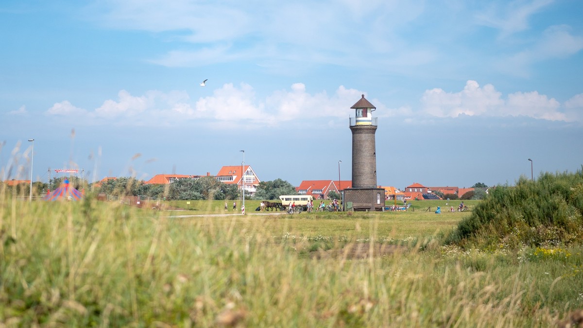 ARCHIV - 14.08.2020, Niedersachsen, Juist: Der Leuchtturm Memmertfeuer auf der Nordseeinsel Juist. (zu dpa:
