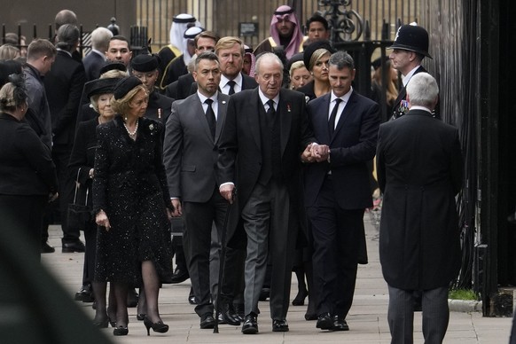 19.09.2022, Gro�britannien, London: Der ehemalige spanische K�nig Juan Carlos (M), seine Frau Sofia (vorne l), dahinter (2. Reihe l-r ) , Beatrix, Prinzessin der Niederlande, Willem-Alexander, K�nig d ...