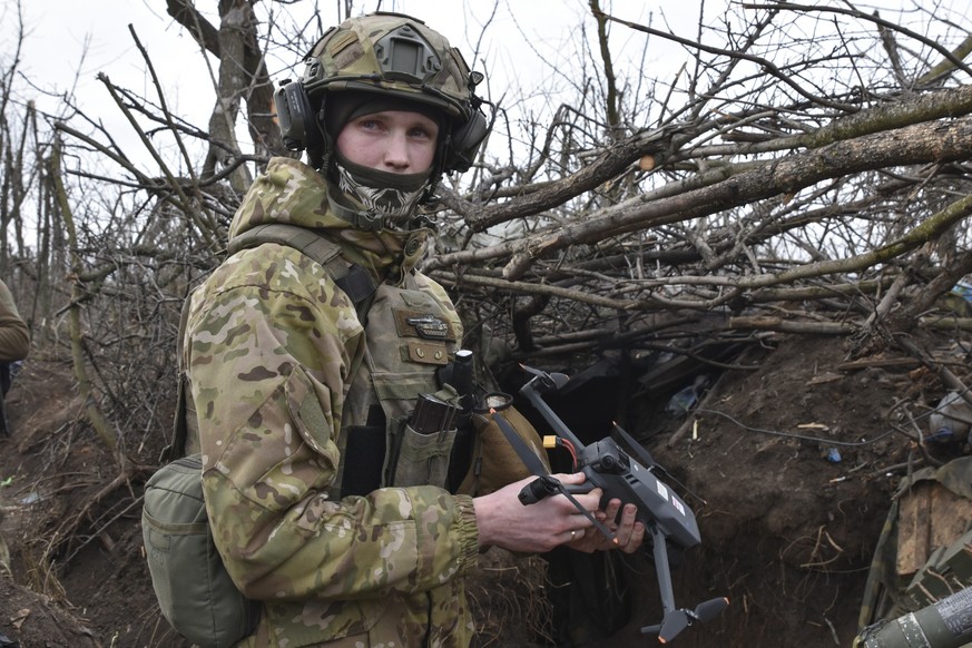 01.03.2024, Ukraine, Robotyne: Ein ukrainischer Soldat bereitet eine Drohne für den Start an der Frontlinie im Dorf Robotyne in der Region Saporischschja vor. Foto: Andriy Andriyenko/AP +++ dpa-Bildfu ...