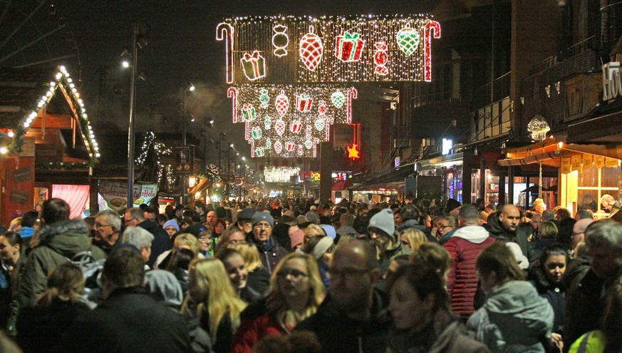 Weihnachtsmarkt Eroeffnung mit Schlagerstar Joerg Bausch am Centro in Oberhausen *** NUR FUeR REDAKTIONELLE ZWECKE *** EDITORIAL USE ONLY ***&lt;p&gt;Weihnachtsmarkt Eroeffnung mit Schlagerstar Joerg  ...