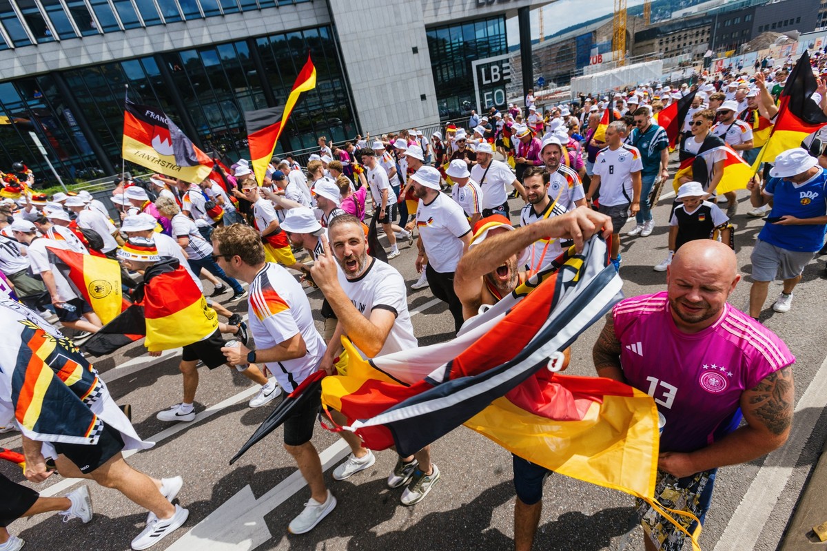 19.06.2024, Baden-Württemberg, Stuttgart: Fußball, EM, Fanmarsch, Public Viewing Deutschland - Ungarn. Deutsche Fans gehen beim Fanmarsch durch die Innenstadt. Foto: Philipp von Ditfurth/dpa +++ dpa-B ...