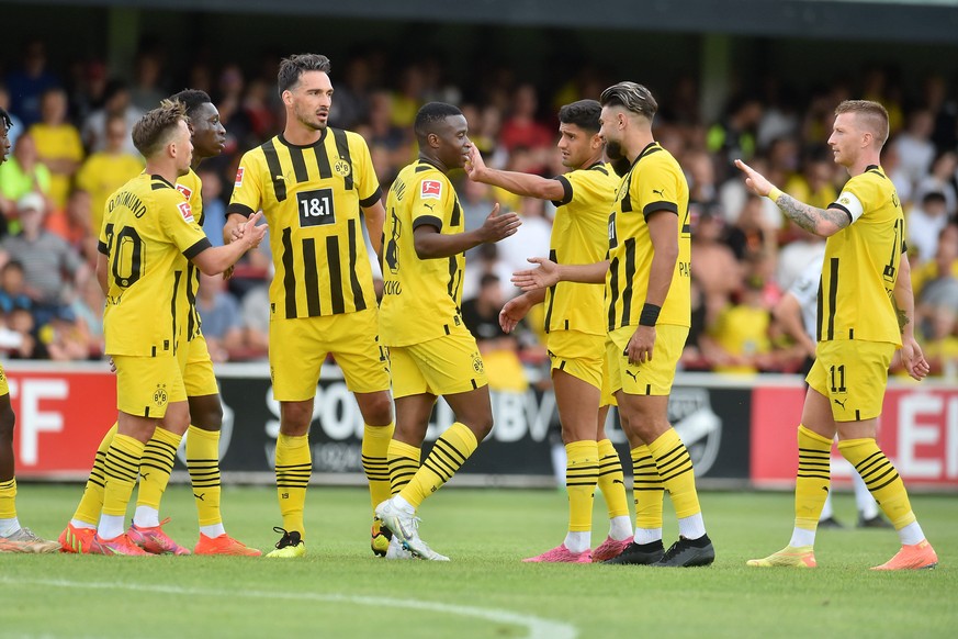 Fußball - Testspiel - SC Verl - Borussia Dortmund am 14.07.2022 in der Sportclub Arena in Verl Jubel, Torjubel, Torschuetze, Torschütze Youssoufa Moukoko Borussia Dortmund jubelt nach seinem Tor. ***  ...