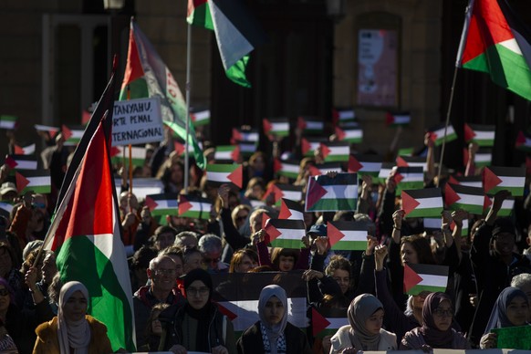 30.12.2023, Spanien, Bilbao: Hunderte von Demonstranten mit Fahnen der palästinensischen Gebiete bei einer Großkundgebung auf der Plaza de Arriaga unter dem Motto «Stoppt den Völkermord in Gaza», zur  ...