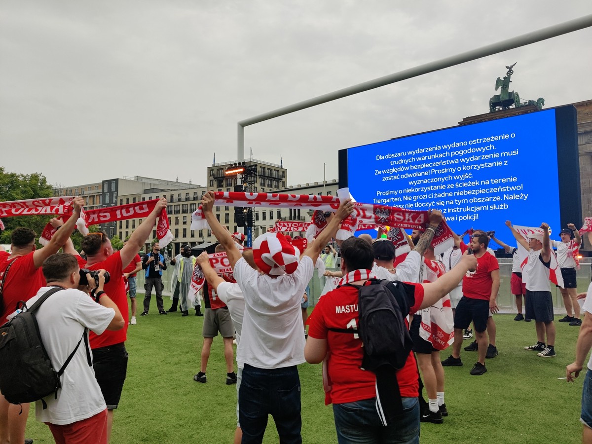 Polnische Fans wollen sich nicht von der Fanmeile vertreiben lassen.