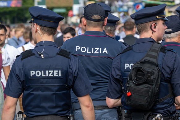29.09.2023, Bayern, M�nchen: Polizisten aus Bayern und Italien gehen beim 188. M�nchner Oktoberfest gemeinsam �ber das Gel�nde auf Streife. Foto: Peter Kneffel/dpa +++ dpa-Bildfunk +++