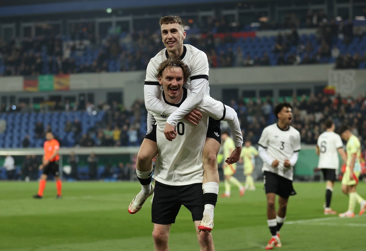 25.03.2025, Fussball U21, U 21 Junioren Freundschaftsspiel, Deutschland U21 - Spanien U21, v.l., Torjubel zum 2:1 durch Nick Woltemade Deutschland U21, Goal celebration, celebrate the goal, Brajan Gru ...