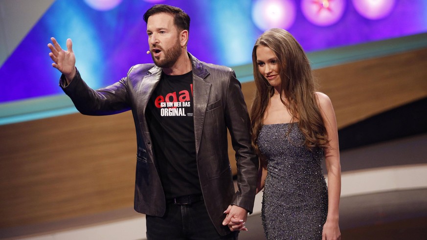 Michael Wendler mit Freundin Laura Müller in der RTL-Live-Show Pocher vs. Wendler - Schluss mit lustig in den NOBEO Studios. Köln-Hürth, 01.03.2020 *** Michael Wendler with girlfriend Laura Müller in  ...