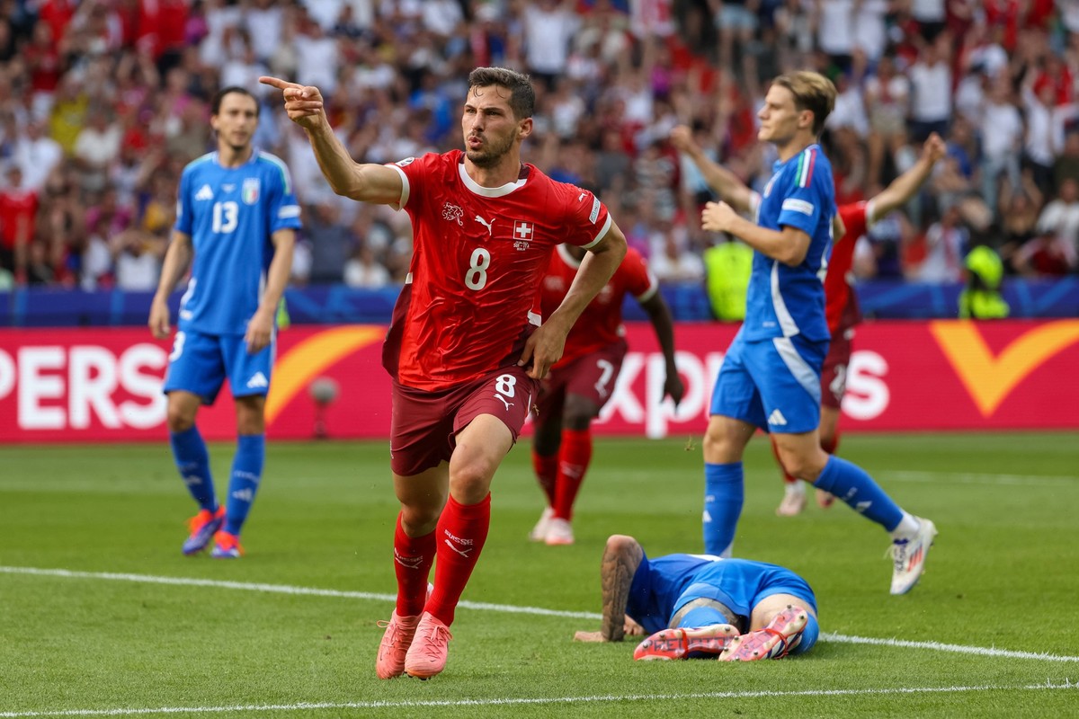 Torjubel nach dem Tor zum 1:0 durch Remo Freuler Schweiz, 08 , Fussball, UEFA , Europa Meisterschaft, Achtelfinale 2024, Schweiz vs. Italien, 29.06.2024, Olympiastadion Berlin, Berlin, Deutschland Ber ...