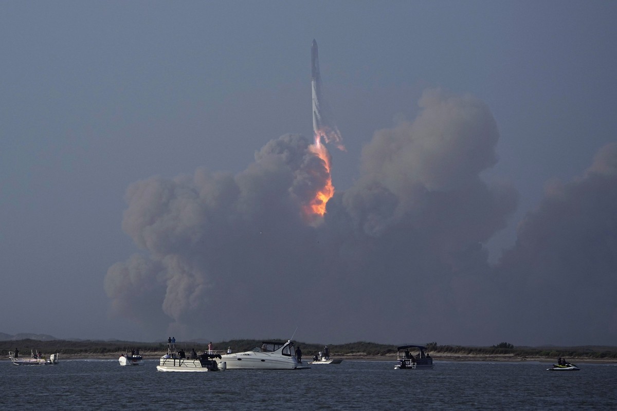 20.04.2023, USA, Boca Chica: Das Raumschiff von SpaceX startet von der Starbase in Boca Chica. Der erste Testflug des bisher längsten jemals gebauten Raketensystems «Starship» ist wenige Minuten nach  ...