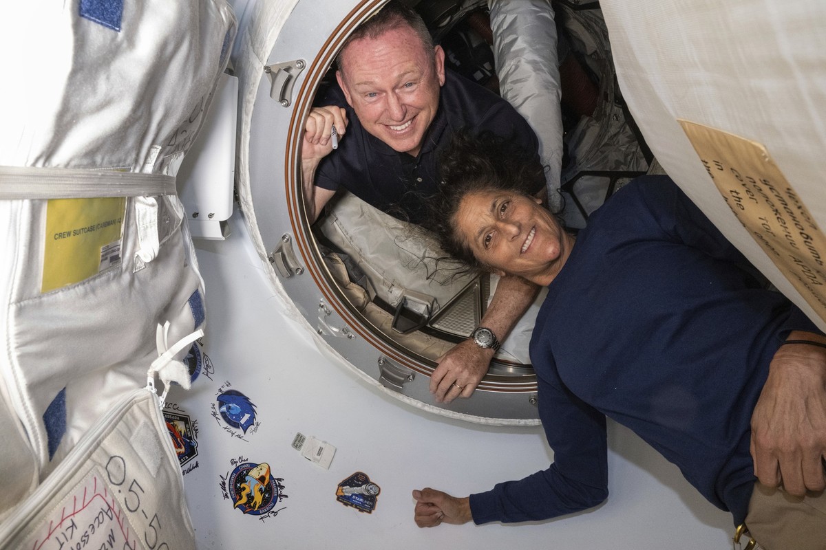 ARCHIV - 13.06.2024, ---, -: HANDOUT - Auf diesem von der NASA zur Verfügung gestellten Foto posieren die Boeing Crew Flight Test-Astronauten Butch Wilmore (l) und Suni Williams für ein Porträt im Vor ...