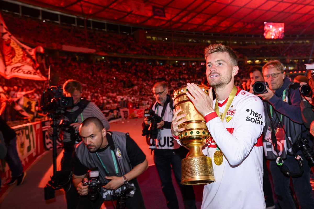 24.05.2025, Berlin: Fußball: DFB-Pokal, Arminia Bielefeld - VfB Stuttgart, Finale, Olympiastadion. Stuttgarts Maximilian Mittelstädt jubelt mit dem DFB Pokal bei den Fans. (zu dpa: ««Noch viel schöner ...