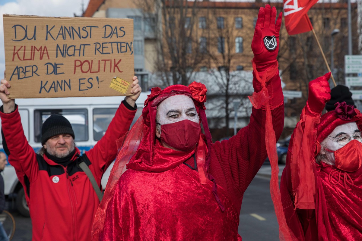 March 5, 2022, Berlin, Germany: Several activists from the group Extinction Rebellion blocked the Marshall Bridge, Marschallbruecke, which is located over the Spree in Berlin's Mitte district nea ...