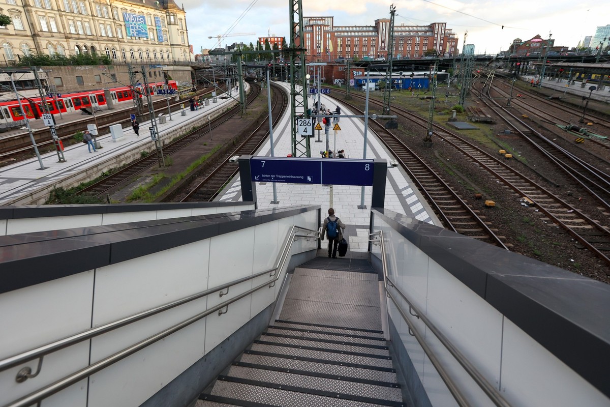 02.10.2024, Hamburg: Blick auf den Bahnsteig 7 und Bahnsteig 8 auf dem Hauptbahnhof. Am Hamburger Hauptbahnhof ist mindestens ein Mensch wegen einer m
