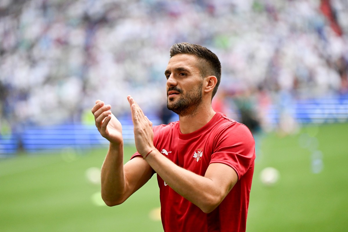 20.06.2024, Bayern, M�nchen: Fu�ball: UEFA Euro 2024, EM, Slowenien - Serbien, Vorrunde, Gruppe C, Spieltag 2, M�nchen Fu�ball Arena, Serbiens Dusan Tadic applaudiert vor dem Spiel den Fans. Foto: Sve ...