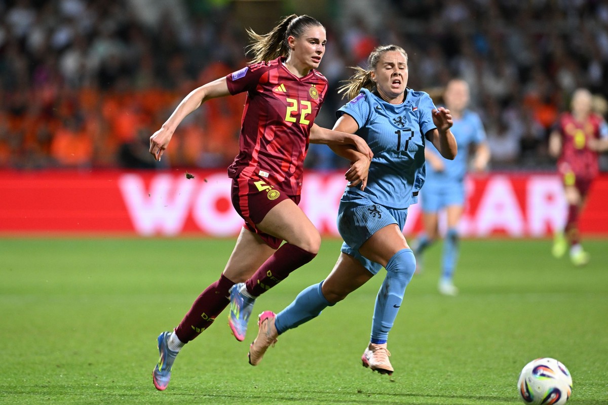 30.05.2025, Bremen: Fu�ball, Frauen: Nations League A Frauen, Deutschland - Niederlande, Gruppenphase, Gruppe 1, 5. Spieltag, Weserstadion. Die Deutsche Jule Brand (l) und die Niederl�nderin Victoria  ...