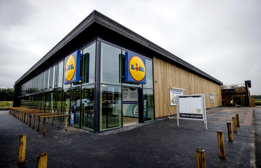 2021-06-30 10:17:08 ALMERE - Außenansicht eines CO2-neutralen Supermarkts von Lidl. Nach Angaben der Supermarktkette ist es der erste und einzige CO2- und energieneutrale Laden in den Niederlanden. AN ...