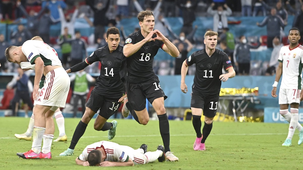 Vorschau zum UEFA Nations League Spiel Ungarn-Deutschland: Torjubel Leon GORETZKA GER nach seinem Tor zum 2:2, v.l. Willi ORBAN HUN, Jamal MUSIALA GER, Leon GORETZKA GER, Timo WERNER GER, formt ein He ...