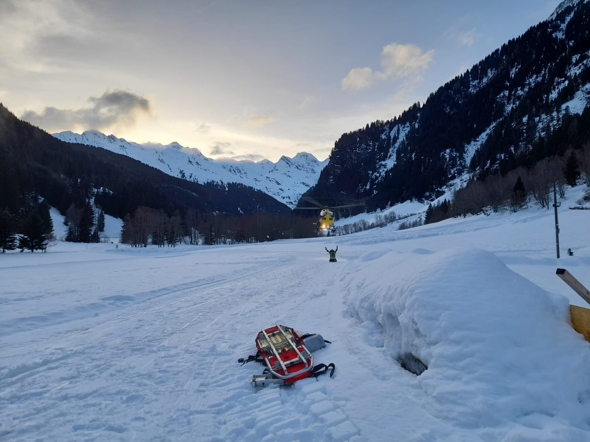 HANDOUT - 28.02.2024, Italien, Ratschings: Einsatz der italienischen Bergrettung in der N�he von Ratschings. Eine deutsche Gruppe wurde von einer Lawine erfasst. Foto: -/ Soccorso Alpino/dpa - ACHTUNG ...