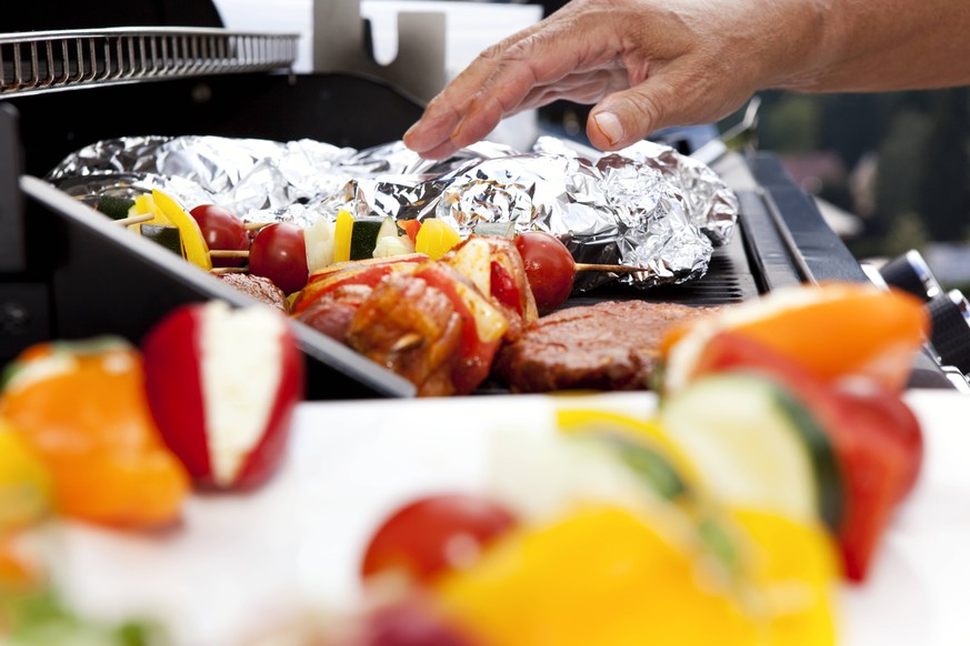 Vegetarian skewers and meat on barbecue grill model released Symbolfoto property released PUBLICATIONxINxGERxSUIxAUTxHUNxONLY MFRF000202

vegetarian skewers and Meat ON Barbecue Barbecue Model relea ...