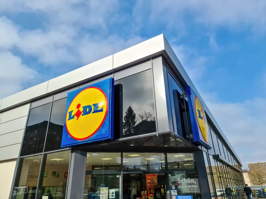 Eingang eines Lidl-Supermarkts in Deutschland bei sonnigem Wetter. *** Entrance one Lidl Supermarkets in Germany at sunny Weather 1127102693