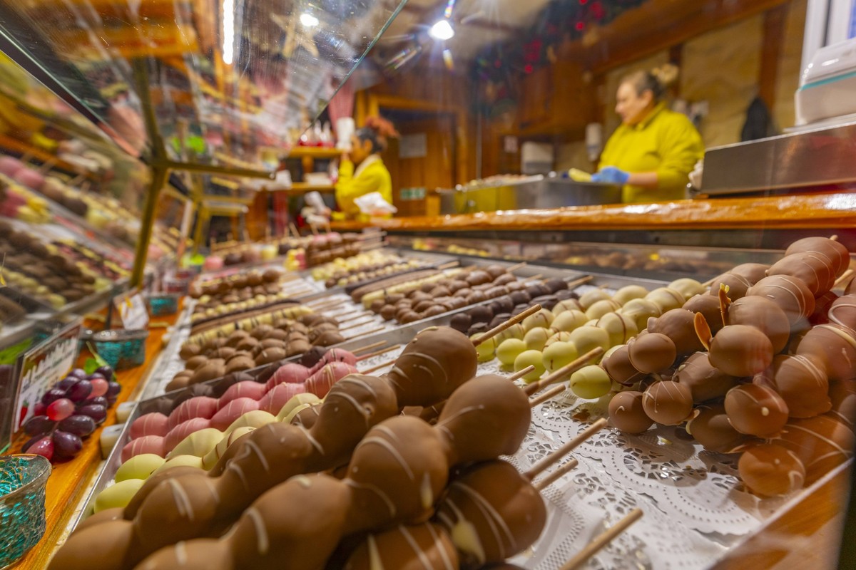 View of chocolates on Christmas Market stall in Victoria Square at dusk, Birmingham, West Midlands, England, United Kingdom, Europe Copyright: FrankxFell 844-32507
