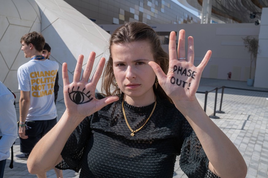 COP28 Vereinigtes Arabisches Emirat, Dubai am 09.12.2023: Fridays for Future und Klimaaktivistin Luisa Neubauer zeigt ihre H