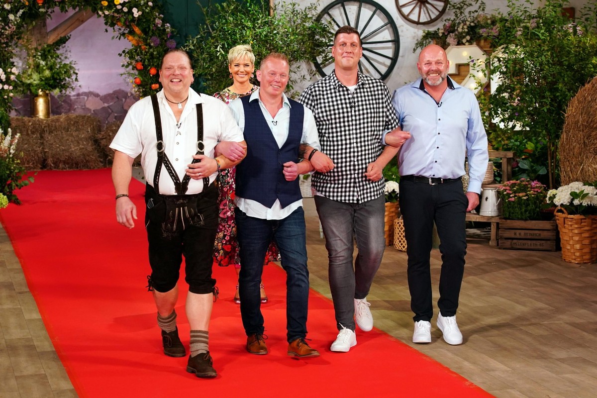 Milchbauer Heino (2.v.l.) lernt auf dem Scheunenfest Gernot (l.), Markus und Bj