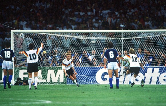 Andi Brehme (M.) schoss im WM-Finale 1990 gegen Argentinien den entscheidenden Elfmeter zum 1:0.