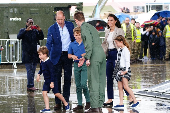 14.07.2023, Gro�britannien, Fairford: Prinz William (2.v.l) und Prinzessin Kate (2.v.r) von Wales besuchen mit ihren�Kindern Prinz George (l), Prinzessin Charlotte (r) und Prinz Louis (M) die Royal In ...