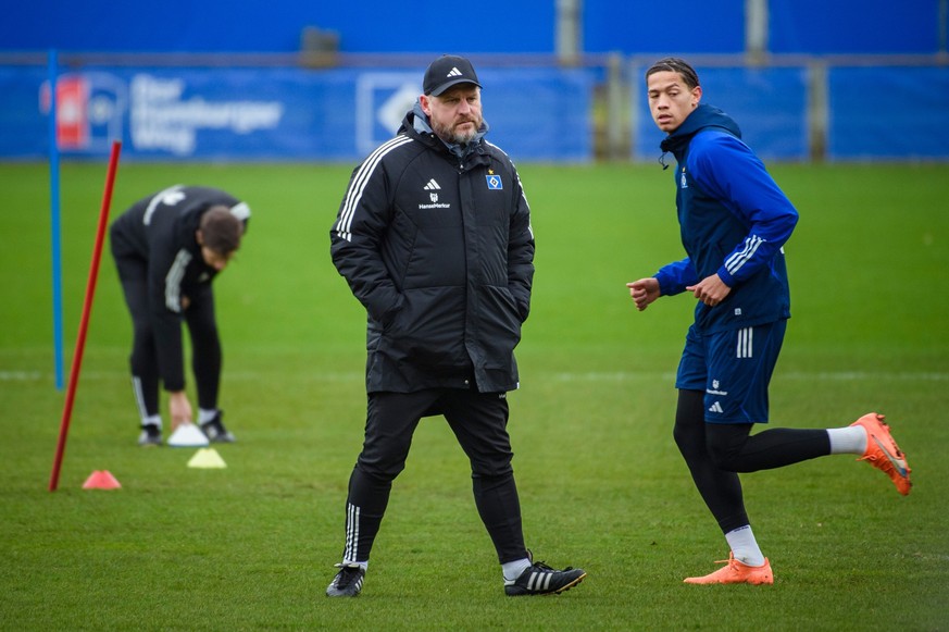 20.02.2024, Hamburg: Steffen Baumgart (M) beobachtet als neuer Cheftrainer des Hamburger SV während seiner ersten Trainingseinheit auf dem Trainingsplatz die Spieler bei ihren Übungen. Foto: Gregor Fi ...